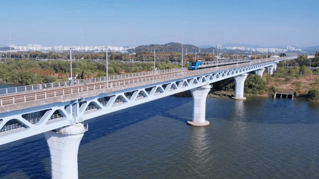 강 위의 다리를 건너는 기차