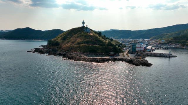 언덕 위 등대가 있는 해안 마을