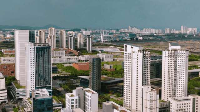 높은 고층 건물이 있는 현대 도시