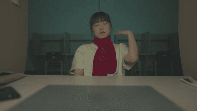 독서실에서 노트북을 닫고 답답해하는 여학생