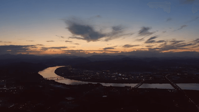 해질녘 고요한 강과 마을 풍경
