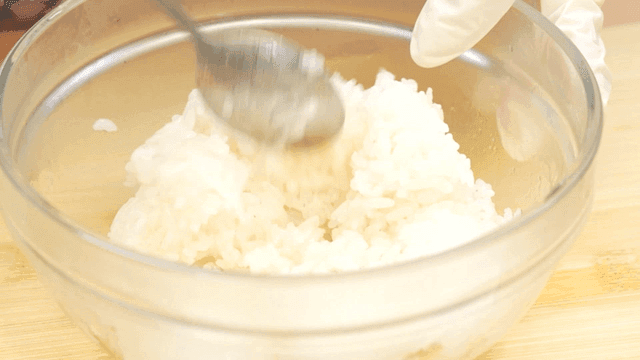 숟가락으로 유리 그릇에 섞어지는 밥