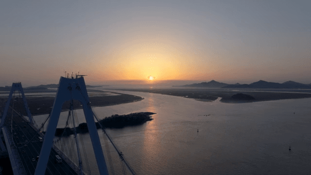 다리와 바다 위의 일몰