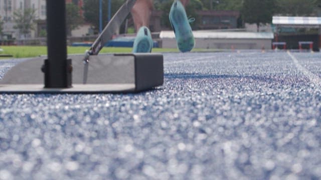 육상 트랙에서 훈련하는 운동선수들