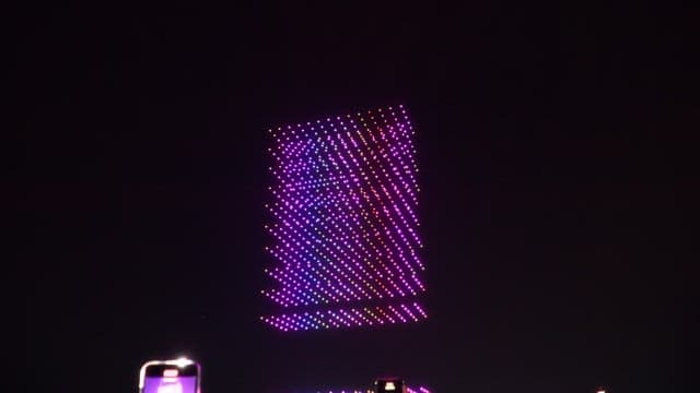 밤하늘의 화려한 드론 라이트 쇼