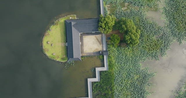 연못 위의 전통 한옥