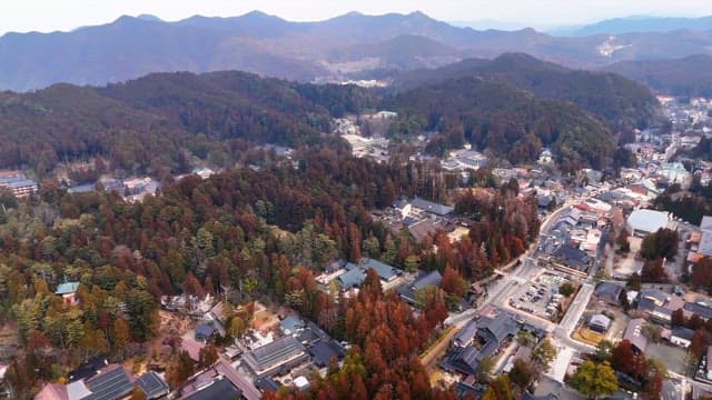 산으로 둘러싸인 마을의 경치