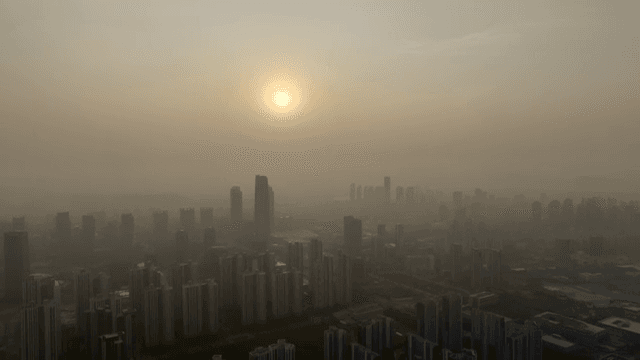 해 뜨는 도시의 흐릿한 스카이라인