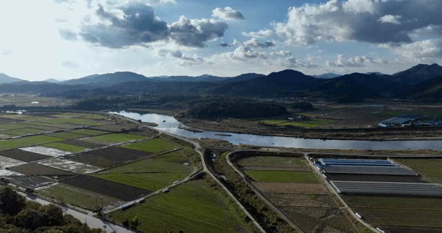 구불구불한 강이 있는 넓은 농지