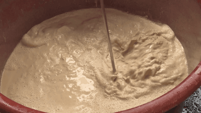 큰 대야에서 도토리 녹말을 푸는 기계