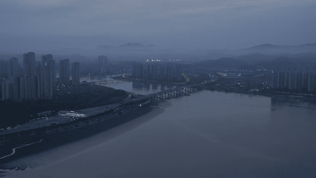 해질녘 강과 다리가 있는 도시 풍경