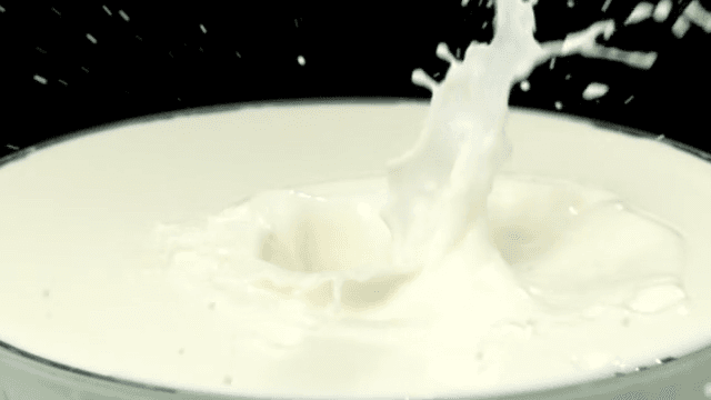 하얀 우유로 떨어지는 빨간 딸기