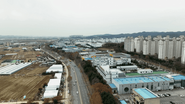 산업과 주거 지역이 있는 도시 풍경