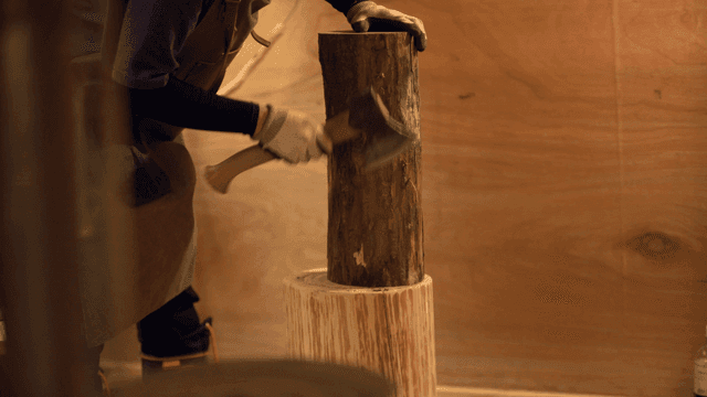 실내에서 나무를 자르는 사람