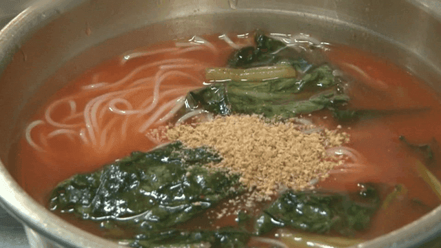 열무국수 위에 올리는 깨가루