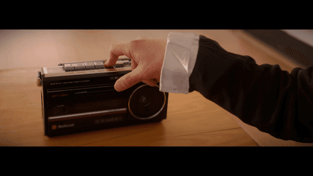 라디오를 조작하는 손