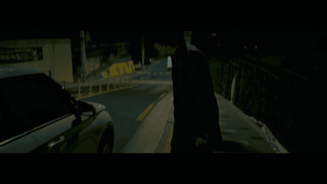 밤거리에 차 창문을 보고 장난스럽게 혀를 내미는 남자