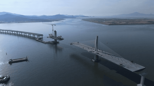 Bridge construction over a wide sea