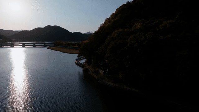 멀리 산이 보이는 고요한 강