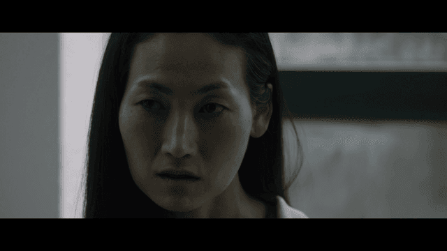 실내에서 진지한 표정의 여성