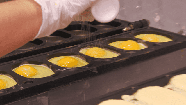 Salt sprinkled on egg bread baked on iron plate