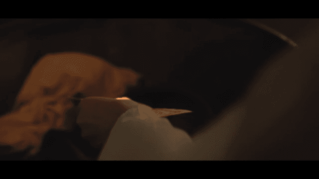 부적에 불을 붙여 물건과 함께 태우는 손