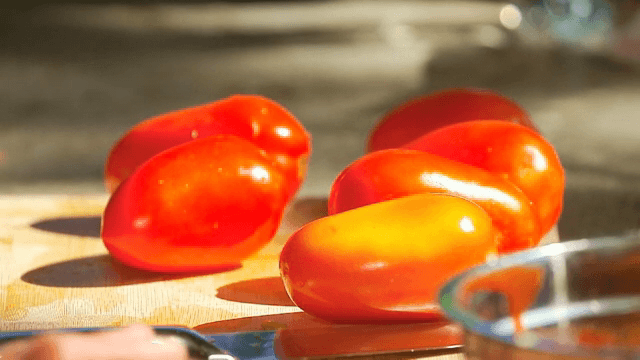 도마 위의 신선한 토마토