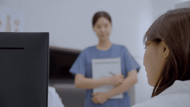 진료실에서 상담하는 환자