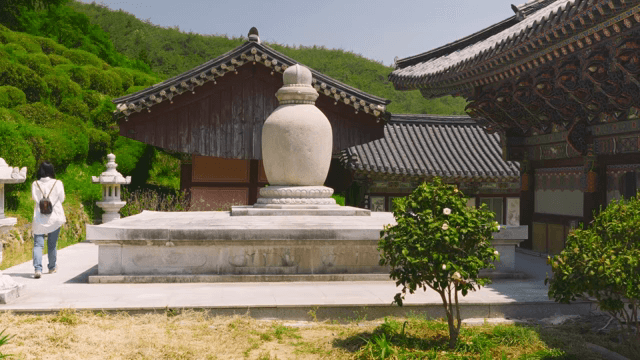 푸른 숲 속의 전통 한국 사찰