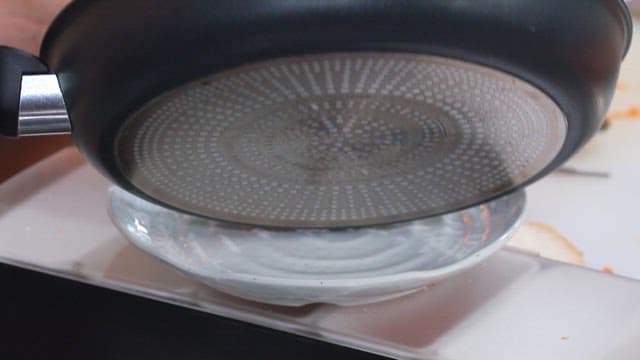 지글지글 맛있게 조리된 바삭한 당근 부침개