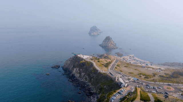 해안 절벽과 먼 섬들