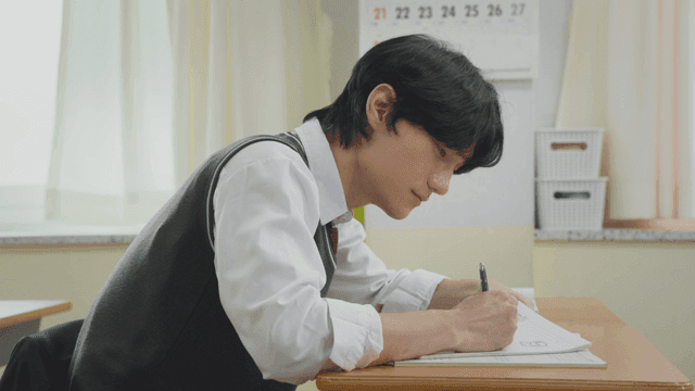 교실에서 공부하는 학생