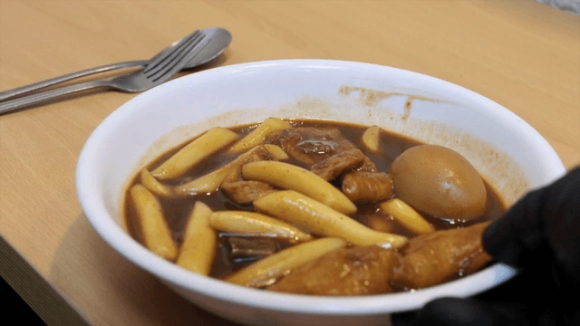 흰 그릇에 담긴 짜장떡볶이