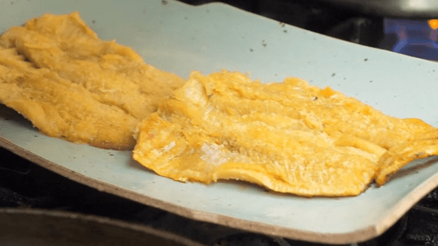 도자기 접시에 구운 생선