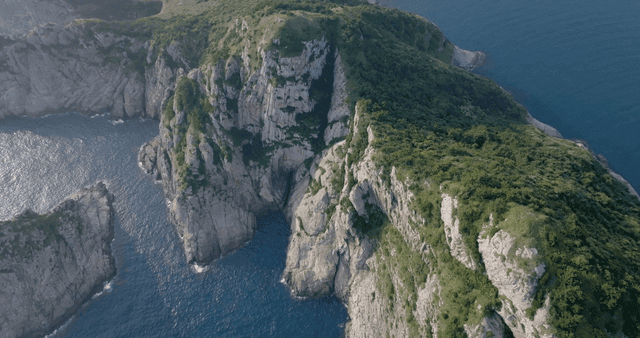 바다 옆 바위 절벽의 항공 뷰