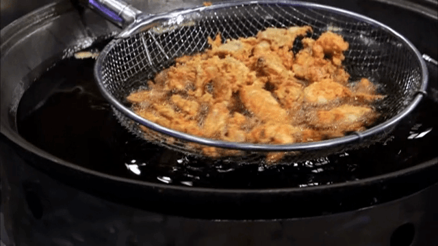 뜨거운 기름에서 건져내는 후라이드 치킨