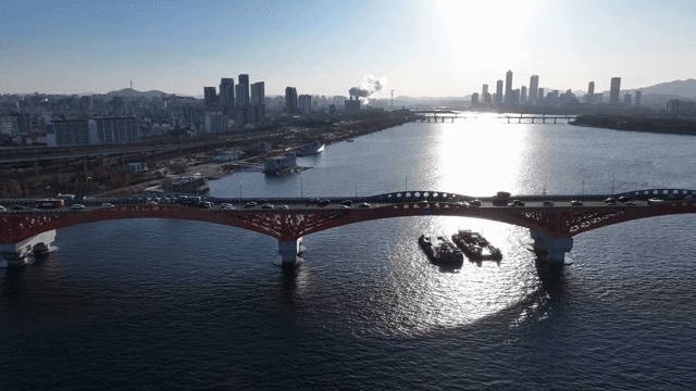 도시 스카이라인과 강 위의 다리