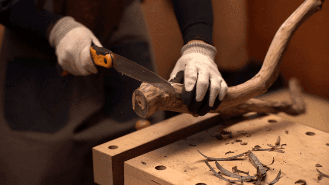 나무 가지를 조심스럽게 자르는 사람