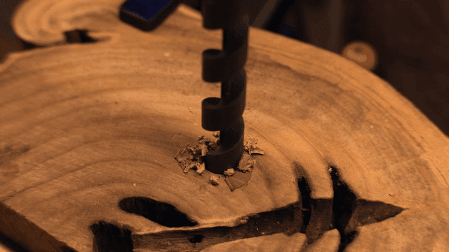 나무 표면에 드릴로 구멍 뚫기