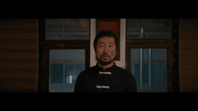 중국 전통 의상을 입은 남자