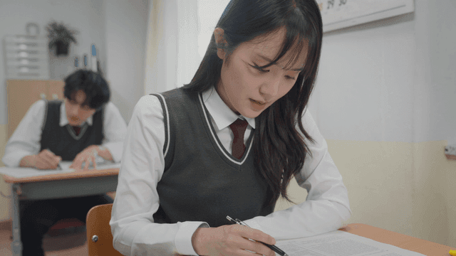 시험에 집중하는 학생들