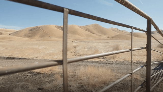 구릉이 있는 광활한 건조 지형