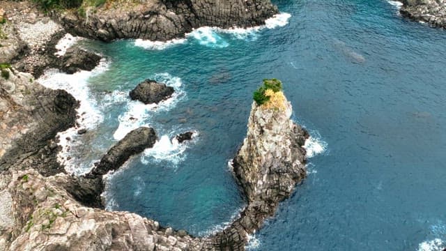 파도가 부딪히는 바위 해안선