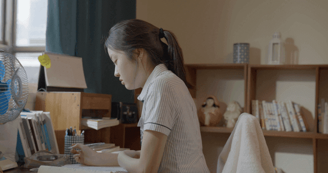 책상에서 공부하는 소녀