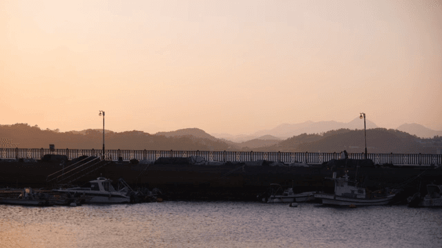 해질녘 고요한 항구에 정박한 배들