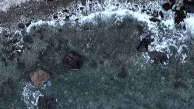 파도가 바위 해안에 부딪히는 모습