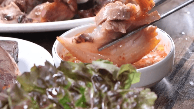 새우젓에 찍어먹는 먹음직스러운 족발 한 점