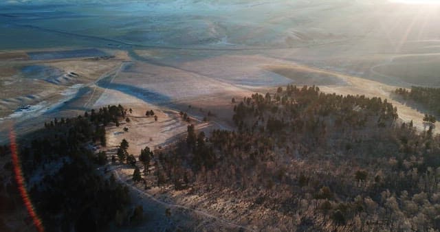 일출 시 고요한 산 풍경