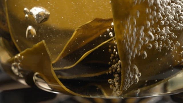 다시마를 끓이는 장면