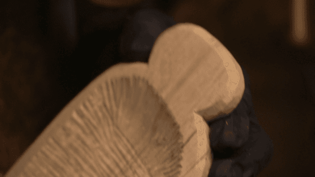 정교한 칼로 나무 조각하는 손